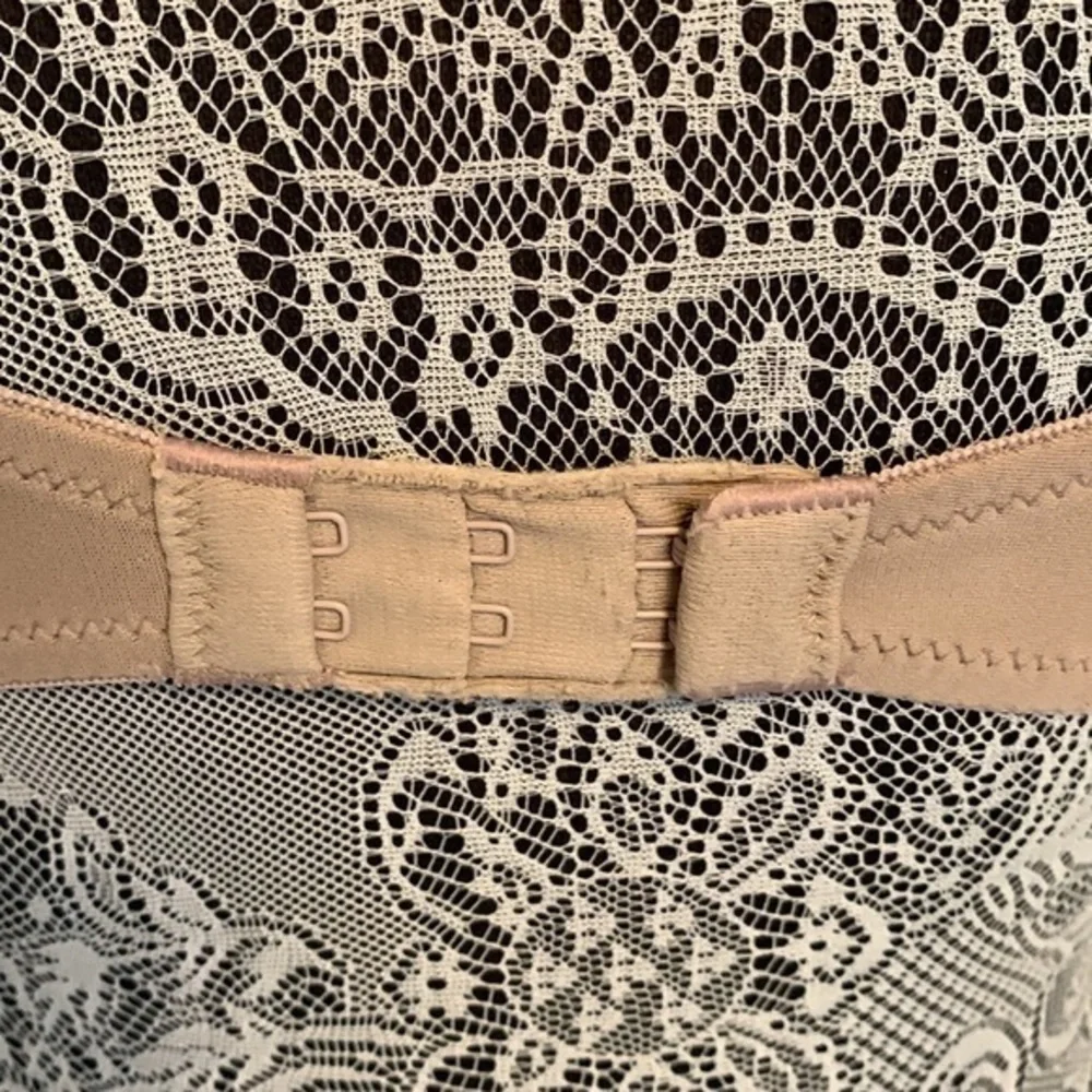 Vassarette beige convertible straps underwire‎ bra.  Lightly padded. Size 34B.